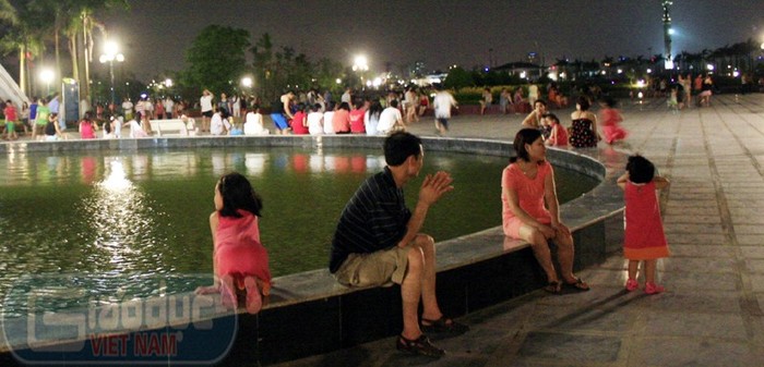 Ở công viên Hòa Bình có bồn nước lớn được rất nhiều người dân đến... giải nhiệt